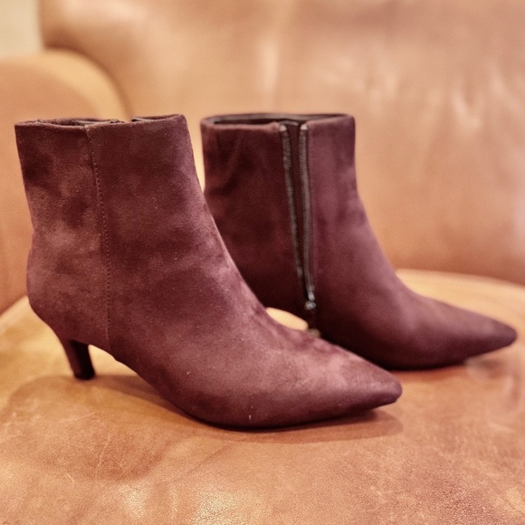 ⭐️ NWOT ⭐️ Universal Thread Suede Kitten Heel Brown Boots size 8 - Picture 1 of 9